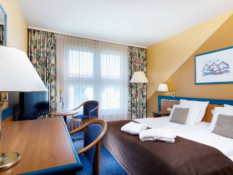 Hotellet är lugnt beläget och barnvänligt med pool, familjerum, lekrum och lekpark.