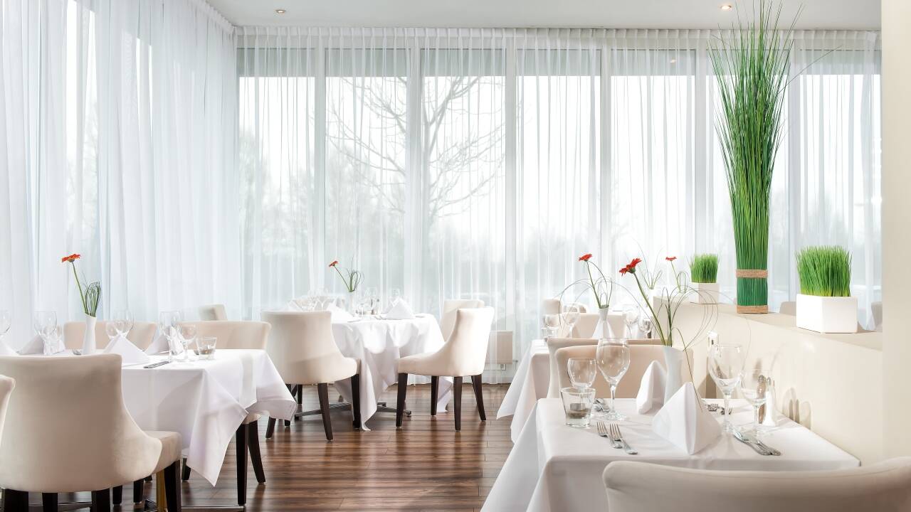 Hotellets restaurant, Bellevue, er moderne indrettet og serverer både internationale retter og egns retter.