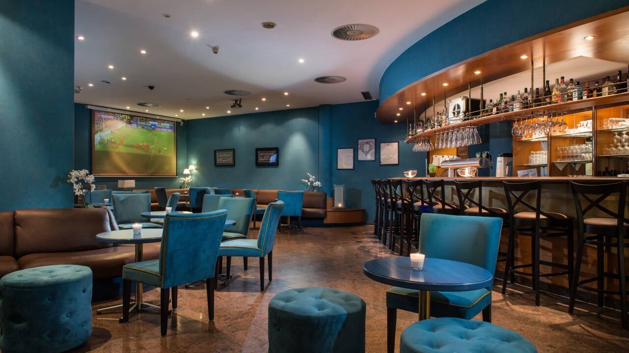 Nach einem langen Tag unterwegs kann man sich in der Lounge des modern eingerichteten Hotels wunderbar entspannen.