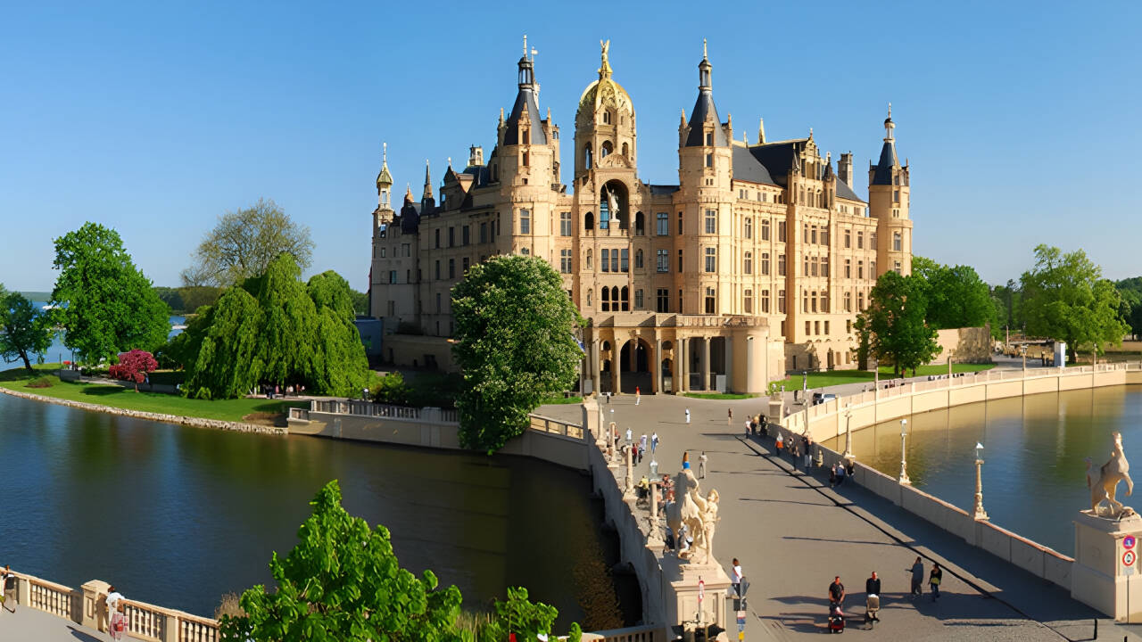 Schwerin wird als eine der schönsten Städte der Region beschrieben und ist auf jeden Fall einen Besuch wert.