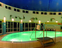 Slap af i hotellets wellnessafdeling med indendørs pool, sauna, dampbad og jacuzzi