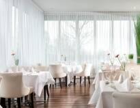 Hotellets restaurant, Bellevue, er moderne indrettet og serverer både internationale retter og egns retter.
