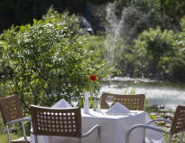 När vädret tillåter kan ni äta eller ta en kopp kaffe i hotellets trädgård.