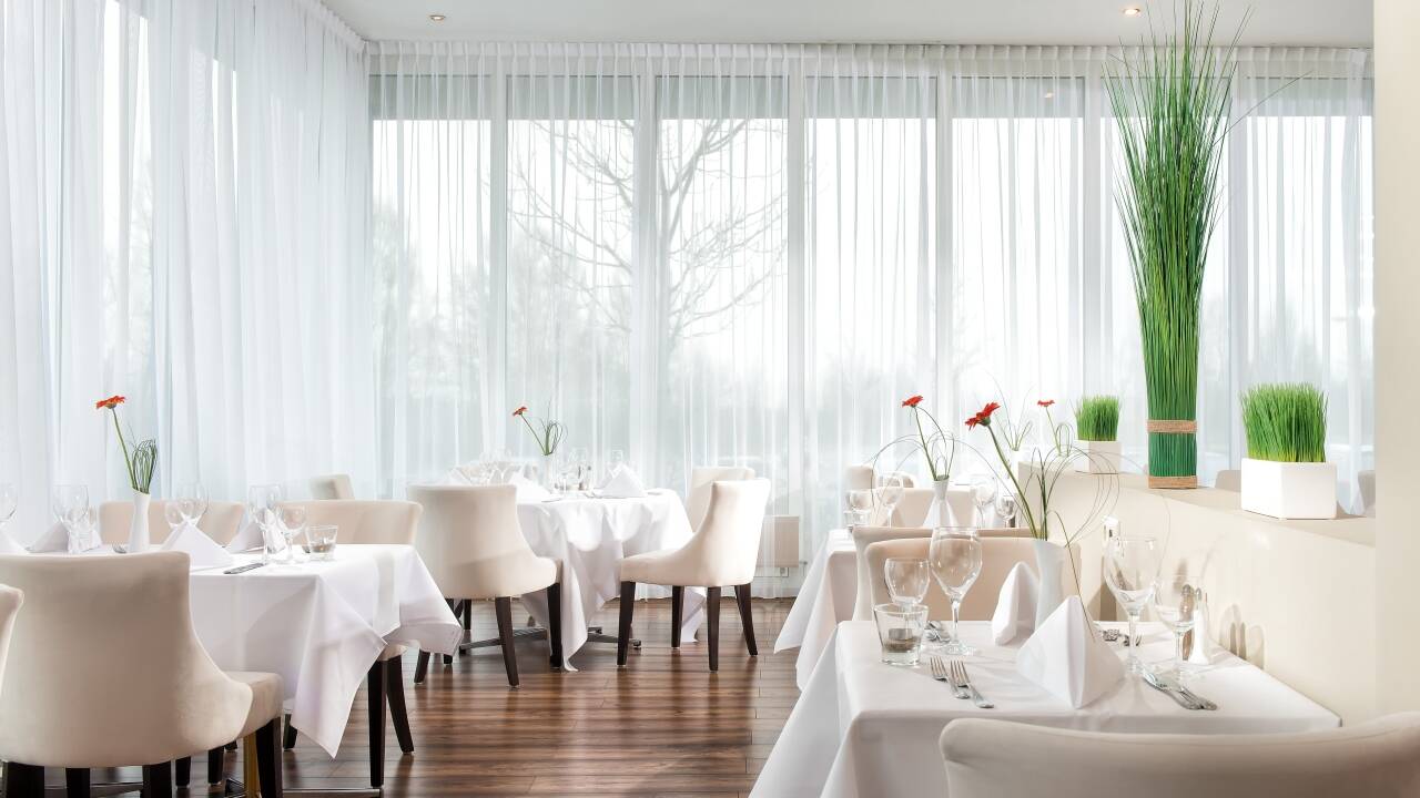 Hotellets restaurant, Bellevue, er moderne innredet og serverer både internasjonale retter og lokale retter.