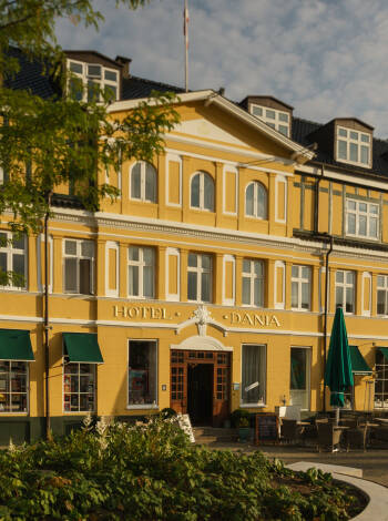 Välkommen till Hotel Dania där ni bor mitt på torget! Perfekt läge som gör det enkelt att uppleva Silkesborg.