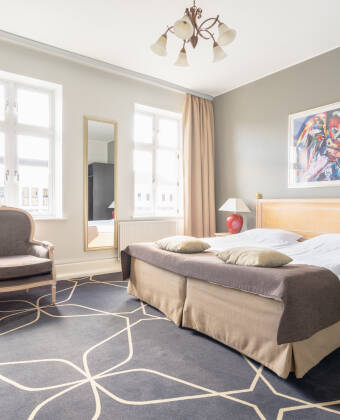 Hotellets attraktive dobbeltrom byr på høy komfort med Smart-TV og komfortable senger.