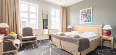 Hotellets flotte dobbeltværelser tilbyder et højt komfortniveau med Smart-TV og behagelige senge