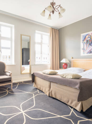Hotellets attraktiva dubbelrum erbjuder hög komfort med Smart-TV och sköna sängar.