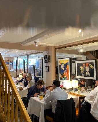Hotel Dania är särskilt känt för sin restaurang, Brasserie Underhuset, som har belönats med flera gastronomiska utmärkelser.