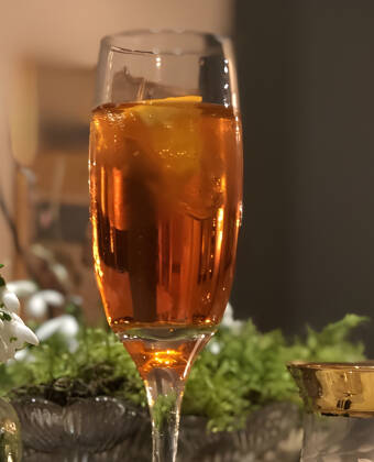 Baren på Hotel Dania byder på en hyggelig atmosfære, hvor du kan slappe af med en drink.