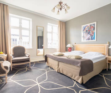 Hotellets attraktiva dubbelrum erbjuder hög komfort med Smart-TV och sköna sängar.
