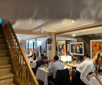 Hotel Dania er især kendt for sin restaurant, Brasserie Underhuset, som har modtaget flere gastronomiske priser.