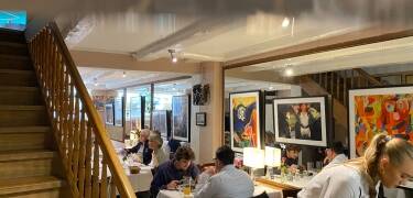 Das Hotel Dania ist besonders für sein Restaurant, die Brasserie Underhuset, bekannt, das bereits mehrere gastronomische Auszeichnungen erhalten hat.