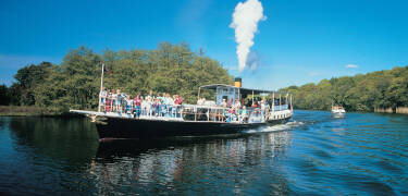 Erleben Sie die wunderschöne Natur vom Wasser aus.