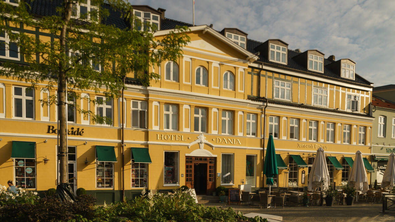 Velkommen til Hotel Dania, hvor dere bor midt på torget i Silkeborg.