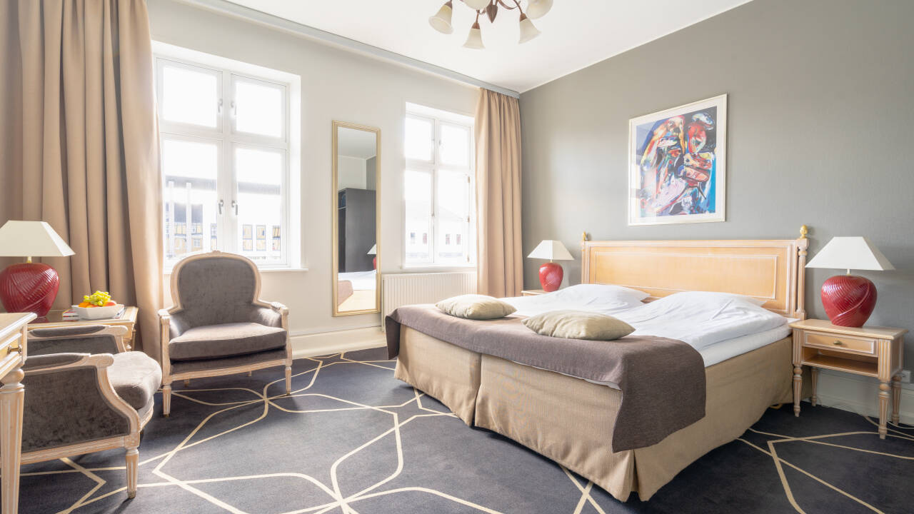 Hotellets flotte dobbeltrom tilbyr et høyt komfortnivå med Smart-TV og behagelige senger.