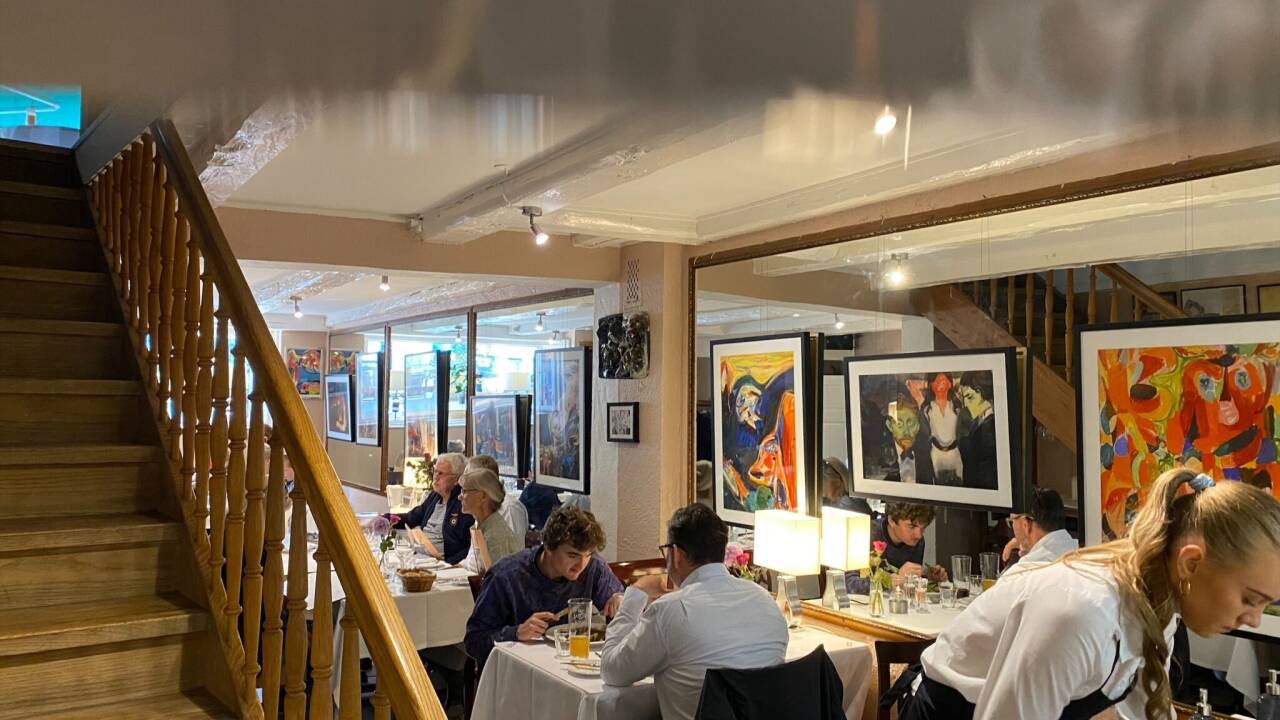 Hotel Dania er især kendt for sin restaurant, Brasserie Underhuset, som har modtaget flere gastronomiske priser.