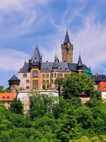 Ca 40 km från hotellet ligger Wernigerode Slott vacker placerat med utsikt över de skogklädda bergen
