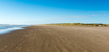 Stranden ved Nordsjøen inviterer til lange turer i den friske nordsjøluften.