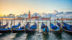 60 km vom Hotel entfernt befindet sich die romantische Stadt Venedig, wo Sie mit Gondeln durch die Kanäle fahren können