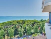 Hotel Ambassador ligger ved Adriaterhavet og byder på den perfekte badeferie i Norditalien.