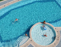 Hotellet har en skøn udendørs pool med liggestole rundt om. Det perfekte sted at slappe af i varmen.