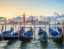 Endast 60 km från hotellet finner ni den evigt romantiska staden Venedig där ni kan åka med gondol.