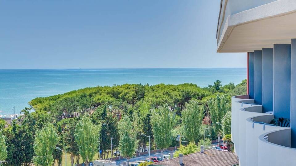 Das Hotel Ambassador liegt an der Adria und bietet den perfekten Badeurlaub in Norditalien