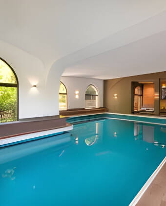 Erholen Sie sich im Wellnessbereich mit beheiztem Pool, Sauna und wohltuenden Anwendungen.