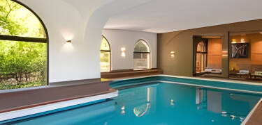 Erholen Sie sich im Wellnessbereich mit beheiztem Pool, Sauna und wohltuenden Anwendungen.