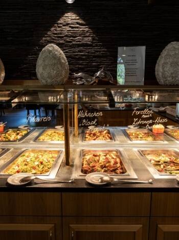 Nyt fersk og smaksrik mat – vegetariske og veganske retter tilbys hver dag.