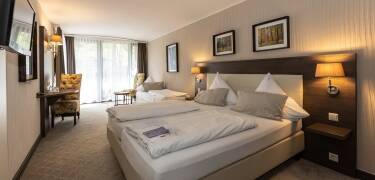 Großzügige, allergikerfreundliche Zimmer, teils mit Balkon und Ausblick.