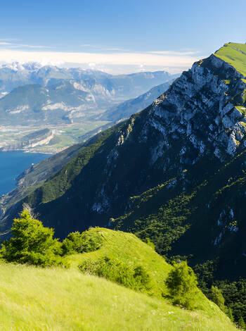 Passa på att njuta av vyerna och den vackra naturen uppe vid Monte Baldo.