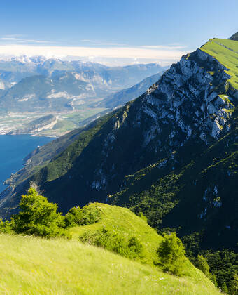Passa på att njuta av vyerna och den vackra naturen uppe vid Monte Baldo.