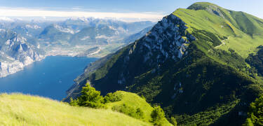Passa på att njuta av vyerna och den vackra naturen uppe vid Monte Baldo.