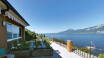 Från Hotel Nike bjuds ni på en slående utsikt över Gardasjön och de omkringliggande bergen.