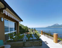 Från Hotel Nike bjuds ni på en slående utsikt över Gardasjön och de omkringliggande bergen.