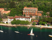 Hotel Nike har en skøn beliggenhed ved Gardasøen omgivet af en dejlig park.
