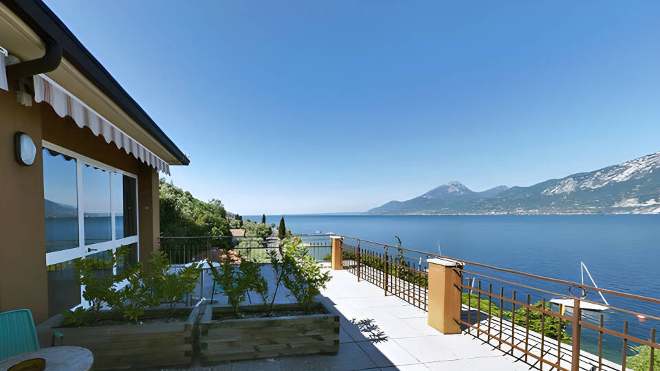 Fra Hotel Nike er der en skøn udsigt over Gardasøen og de omkringliggende bjerge.