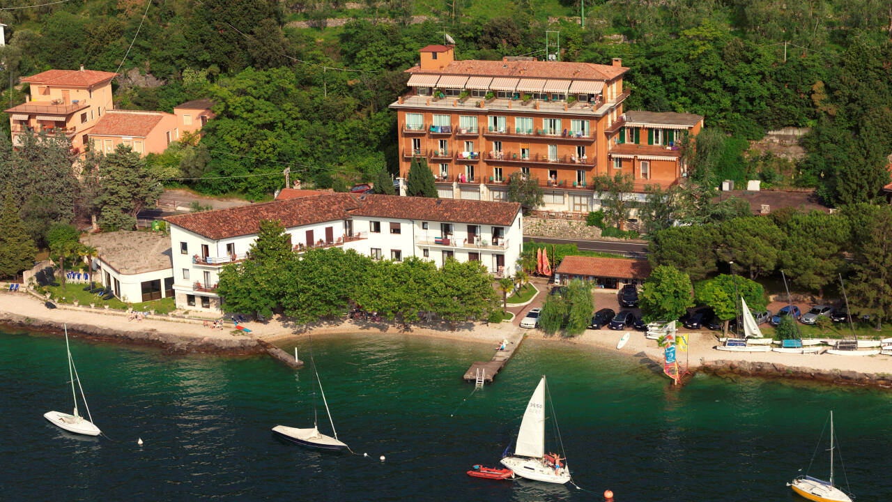 Hotel Nike har en skøn beliggenhed ved Gardasøen omgivet af en dejlig park.