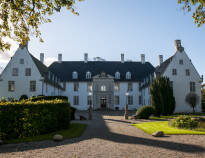 Hotellet ligger i kort afstand fra det barokke Schackenborg Slot, hvor I bl.a. kan gå en tur i slotsparken