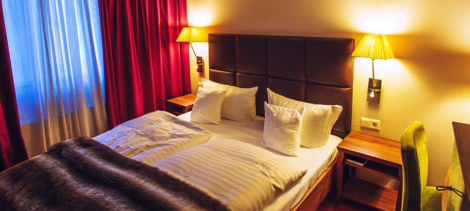 Die Hotelzimmer sind gemütlich und außergewöhnlich eingerichtet, mit hochwertigen Möbeln und Stoffen.