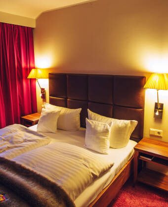 Die Hotelzimmer sind gemütlich und außergewöhnlich eingerichtet, mit hochwertigen Möbeln und Stoffen.