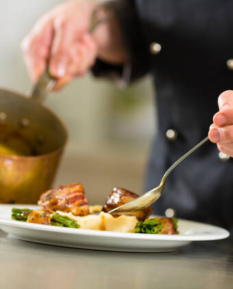 Hotellets fire forskjellige restauranter serverer utmerkede internasjonale spesialiteter.