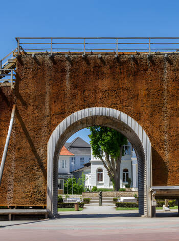 Missa inte att ta en promenad längs med stadens berömda kyltorn.