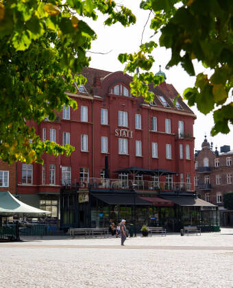 Hotellet ligger centralt beläget i charmiga Hässleholm
