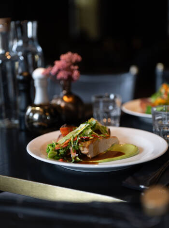The restaurant offers a delicious breakfast and a high-quality dinner.