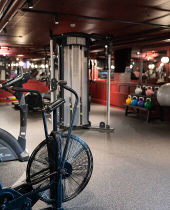 Das Hotel verfügt über ein eigenes Fitnessstudio und bietet persönlichen Service in einer warmen Atmosphäre.