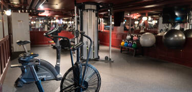 Das Hotel verfügt über ein eigenes Fitnessstudio und bietet persönlichen Service in einer warmen Atmosphäre.