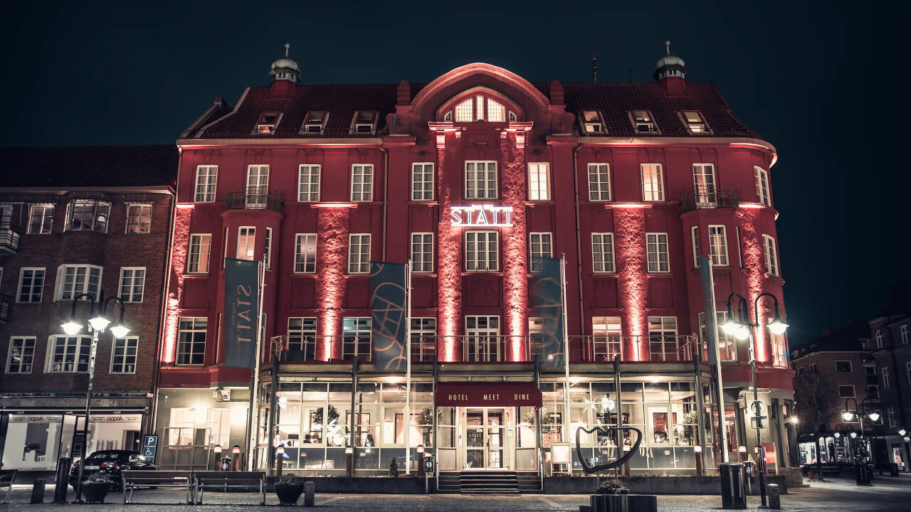 Hotellet har en central beliggenhed i den charmerende svenske stationsby Hässleholm.